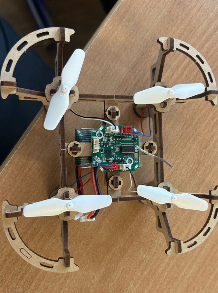 Profesori OŠ Jabukovac-Zagreb sastavljali drvene STEM dronove